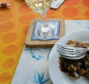 1. Этап. Закуска из сардин в венецианском стиле: К луку добавить изюм и зерна чёрного перца. Вылить смесь на сардины. Посыпать укропом. Отправить в холодильник на минимум на час. Затем разложить по тарелкам и можно подавать. Приятного аппетита.