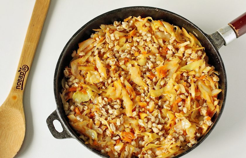 1. Этап. Тушеная капуста с перловкой: Все перемешайте и прогрейте 5-7 минут. Тушеная капуста с перловкой готова.