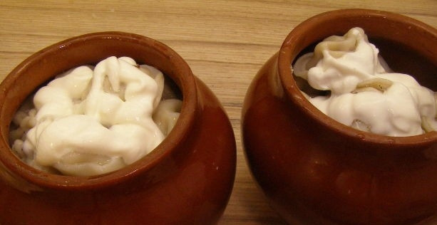 1. Этап. Пельмени, запеченные в горшочке: 8. Сверху кладем сметану.