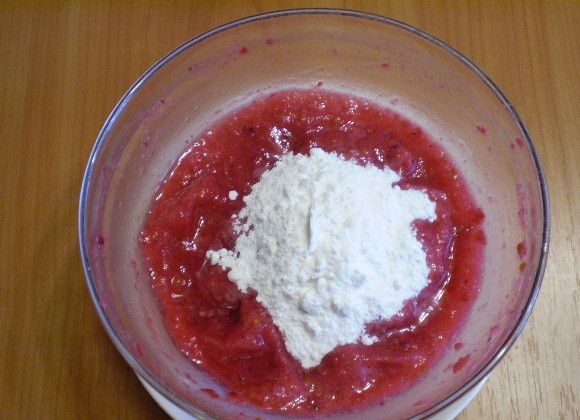 1. Этап. Смородиновый сорбет: 3. Влейте оставшуюся воду и всыпьте сахарную пудру. Перемешайте.