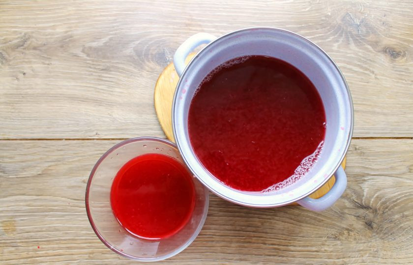 1. Этап. Компот их жмыха красной смородины: Влейте в компот отжатый сок, перемешайте и дайте полностью остыть.