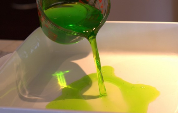 1. Этап. Желе слоями: 3. Подготовьте две формы, смажьте каждую растительным маслом, чтобы желе можно было легко достать. Вылейте нижним слоем желе (250 мл) и распределите его по всей форме.