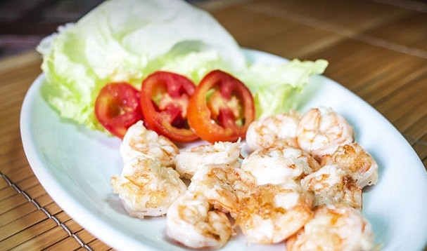 1. Этап. Креветки в пивном кляре: 6. Обжаренные креветки просушите на бумажном полотенце и подавайте с соусом и овощами. Приятного аппетита!