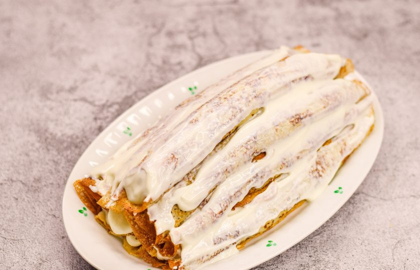 1. Этап. Блины с вишней в сметанном креме: Таким образом выложите все блины. Сверху выложите три рулетика из блинов, после два рулетика из блинов, и в завершении один рулетик. Все слои смазывайте сметанным кремом.