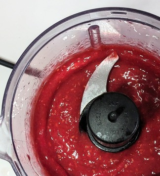 1. Этап. Варенье из малины без сахара: Пробить блендером до однородности. Если не любите косточки, протереть через сито, мне косточки не мешают.