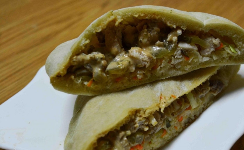 1. Этап. Шаурма в пите: 9. В разрезанную питу слоями выкладываю курицу, морковь с капустой, соленые огурцы, смазываю между слоями соусами.