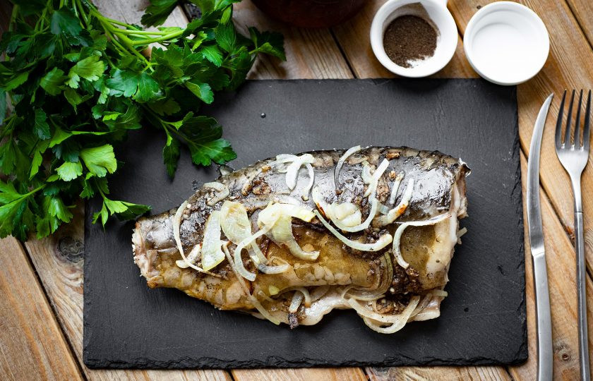 1. Этап. Карп в аэрогриле: Готового карпа подавайте к столу в горячем виде. Приятного аппетита!