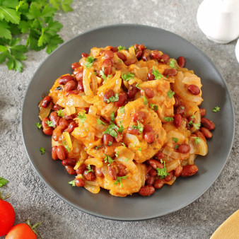 Минтай с фасолью в томатном соусе