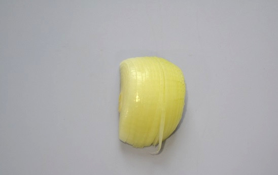 1. Этап. Мандирмак: 2. Луковицу очистите и нарежьте полукольцами.