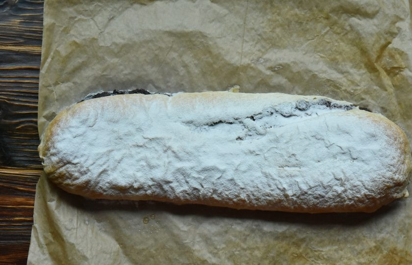 1. Этап. Штрудель с вишневой начинкой классический: Выпекайте в разогретой до 200 градусов духовке 15-20 минут. Извлеките выпечку из духовки, дайте слегка остыть и присыпьте штрудель густым слоем сахарной пудры.