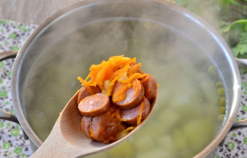 1. Этап. Быстрый суп с сосисками: И сразу же добавляйте пассерованные овощи с сосисками. Посолите по вкусу и варите еще пару минут. Затем снимите суп с огня и дайте настояться в течении 15 минут.