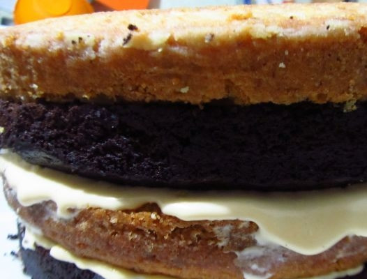 1. Этап. Большой торт: 10. Хорошо прижимайте коржи к крему, не жалейте его. Он может стекать по краям, это вполне нормально.