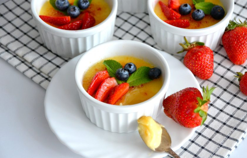 1. Этап. Суфле Крем-брюле: Это просто наслаждение! Хрустящая карамельная корочка и нежнейшее суфле в сочетании со свежими ягодами.