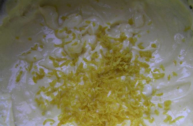 1. Этап. Творожная запеканка с кефиром в духовке: В получившееся тесто по истечении часа добавляем размоченную в кефире манную крупу и разрыхлитель. Всё ещё раз хорошо взбиваем блендером, добавляем цедру лимона. Перемешиваем.