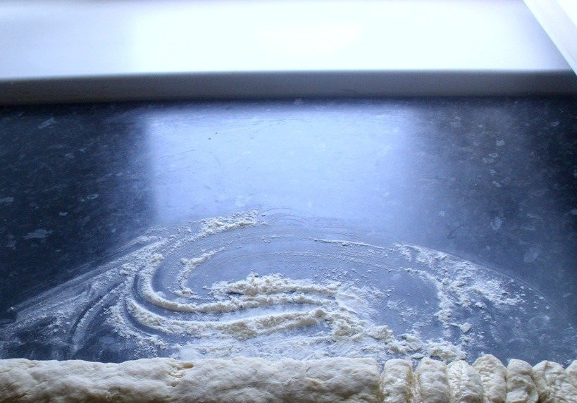 1. Этап. Вареники с клубникой на кефире: 2. Раскатываем из части теста колбаску, нарезаем её на небольшие кусочки. Теперь раскатываем каждый из них так, чтобы получился небольшой круг.