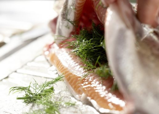 1. Этап. Форель, запеченная в ароматной корочке: 7. Вымойте рыбку, внутрь положите оставшийся укроп.