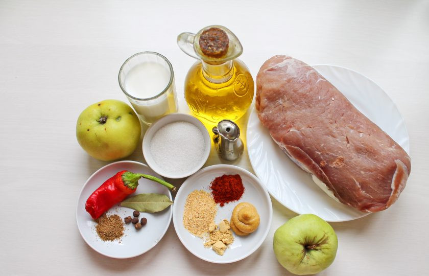 1. Этап. Буженина с яблоками: Подготовьте все необходимые ингредиенты для приготовления буженины с яблоками. Яблоки тщательно вымойте, свинину сполосните холодной водой и обсушите.