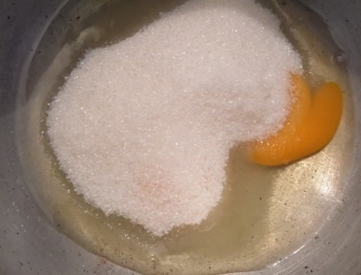 1. Этап. Пирог из жидкого теста: 2. Насыпьте сахар (можно его количество уменьшить, если начинка слишком сладкая, или увеличить по вкусу). При желании в рецепт приготовления пирога из жидкого теста добавьте щепотку ванилина или корицы, например.