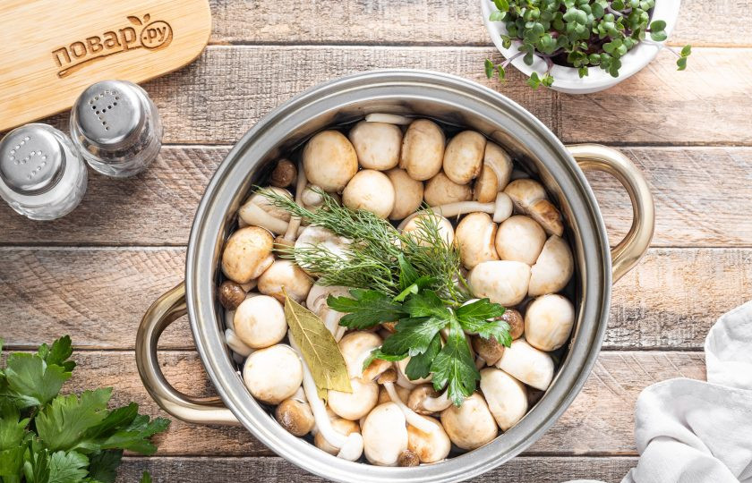1. Этап. Грибной суп в банках на зиму: Переложите грибы в кастрюлю, влейте воду. Добавьте лавровый лист, пару веточек укропа и петрушки. Доведите до кипения и варите 30 минут.