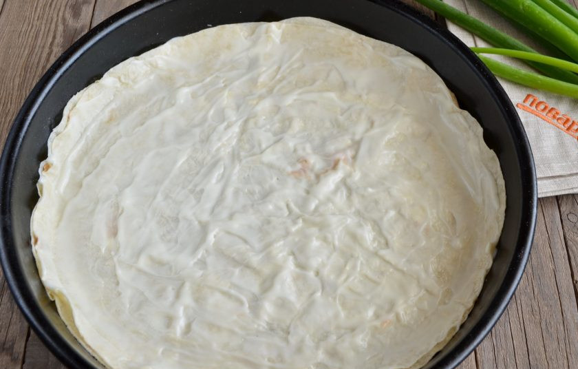 1. Этап. Пицца на лаваше в духовке: Положите лаваш на чистый и сухой противень или форму для запекания. Смажьте двумя столовыми ложками майонеза. Сверху положите второй лаваш и смажьте майонезом. Основа для пиццы готова.