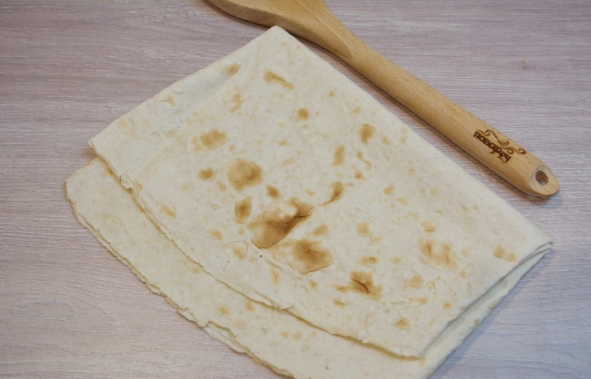 1. Этап. Рулетики из лаваша с курицей: Тонкий лаваш кладем на поверхность и разворачиваем в тонкий пласт.