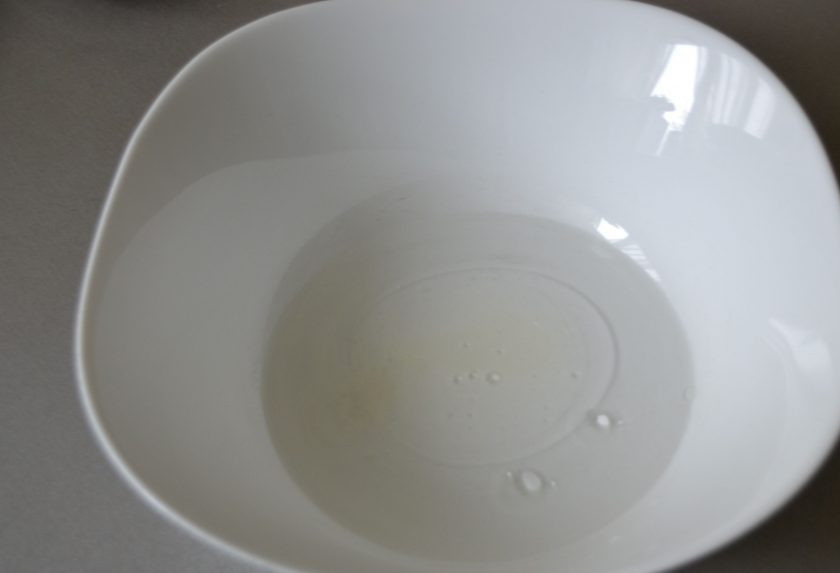 1. Этап. Штрудель со сливой: В миску для замешивания теста влейте воду, растительное масло, уксус, добавьте соль.