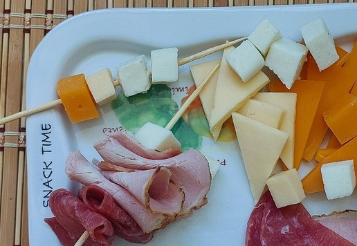 1. Этап. Фуршетный стаканчик Фруктово-сырно-мясной: Сделать два шашлычка: сырный и мясной. Снизу мясного - кубик адыгейского сыра, для укрепления конструкции.