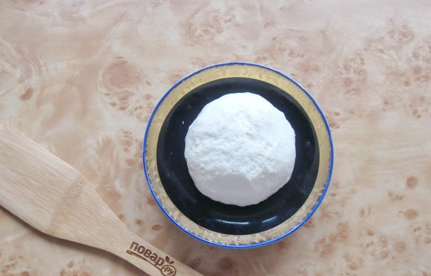 1. Этап. Ленивые вареники с капустой: Замесите крутое, эластичное тесто.