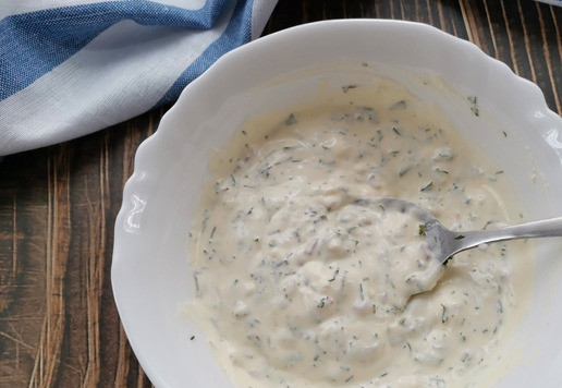 1. Этап. Сметанно-сырный соус: Посолить по вкусу и перемешать.