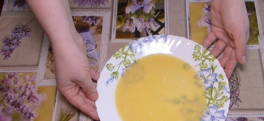 Бризоль с сыром 1. Этап. Бризоль с сыром: 1 яйцо смешиваем с 1 ст. л. молока и щепоткой соли, вливаем в тарелку диаметром таким как Ваша сковорода ( у меня 24 см). Откладываем в сторону.