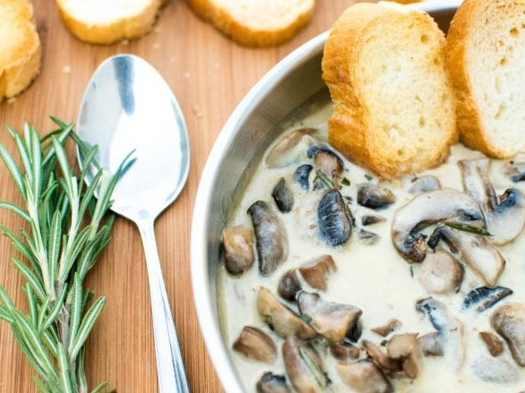 1. Этап. Грибы со сливками: Тушите соус, пока он не приобретет необходимую вам густоту. Я оставляю его довольно жидким. За минутку до готовности отправьте в соус листочки розмарина, сыр и все перемешайте.