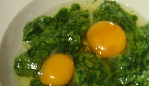 1. Этап. Сырный рулет с лососем: Размораживаем и отжимаем шпинат. Вместо него можно использовать зелень укропа. Смешаем зелень, яйца, соль и черный перец.