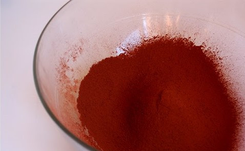 1. Этап. Торт Царский: Затем добавляем в молочную смесь какао, хорошенько перемешиваем, чтоб какао растворилось. Затем процеживаем эту жидкость через сито.