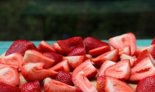 1. Этап. Ягодное мороженое: 2. Нарежьте клубнику небольшими кусочками.