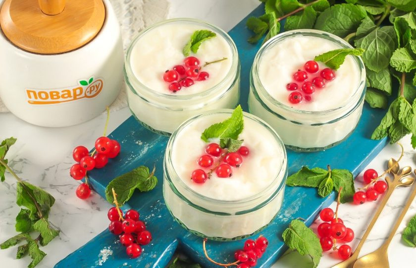 1. Этап. Йогурт домашнего приготовления: По желанию йогурт можно выложить в стаканы, чашки или порционные баночки и украсить ягодами, фруктами, шоколадом и т.д., подавая его к столу.