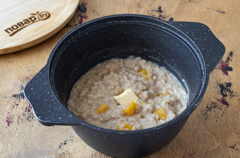 1. Этап. Сладкая каша: Добавьте кусочек сливочного масла, перемешайте и варите кашу еще 2 минуты.