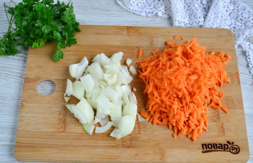 1. Этап. Овощная заправка на зиму: Лук нарежьте полукольцами или четвертькольцами, морковь натрите на крупной терке.