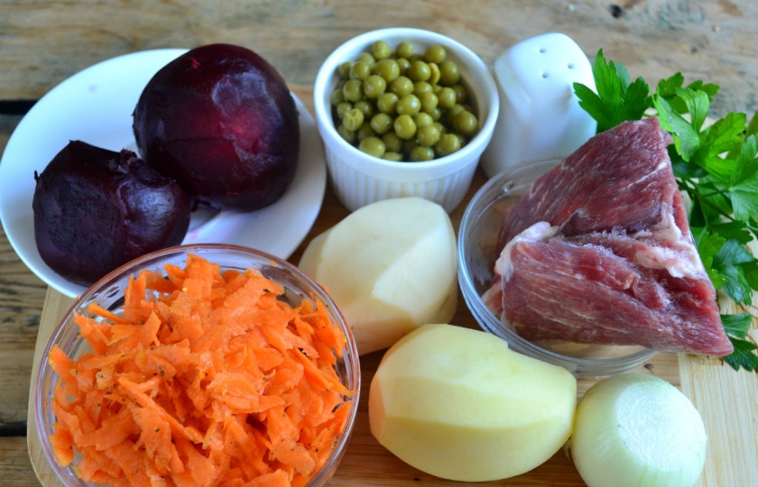 1. Этап. Салат Чафан: Подготовьте все необходимые ингредиенты. Свеклу заранее отварите в кожуре до готовности и очистите, морковку по-корейски можете купить готовую, а можете сделать самостоятельно. Здесь на сайте есть много рецептов, как это правильно сделать.