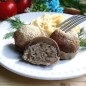 Мясные тефтели Боровички В фарш добавить специи, соль, соевый соус и чеснок пропущенный через пресс. Вымесить фарш и добавить воды. Вымесить фарш еще раз. У шампиньонов вытащить ножки, почистить, порезать маленьким кубиком. Лук тоже нарезать маленьким кубиком и обжарить вместе с ножками шампиньонов на растительном масле. Остывшую зажарку из грибов и лука добавить к фаршу, и тщательно перемешать. Сформировать из фарша тефтельки размером чуть больше шляпки шампиньонов. Шляпки внутри почистить (поскоблить) ножом. Шляпки шампиньонов одеть на тефтели. В форму для запекания выложить тефтели шляпками вверх. Никакой жидкости в форму не добавлять. Отправить форму в духовку при 180 гр на 30 минут. Готовый