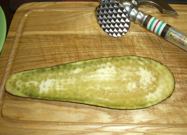 1. Этап. Баклажан с творожным сыром: 1. Баклажан вымойте и порежьте тонкими полосками (0,5-0,7 мм.) вдоль. Каждую из них слегка отбейте.