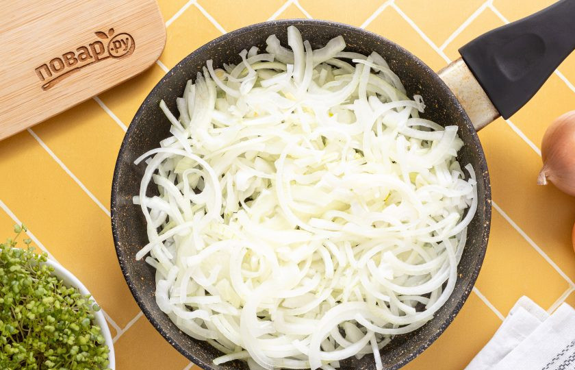 1. Этап. Лук глазированный: Разогрейте сковороду с растительным маслом на среднем огне. Разделите все полукольца лука, подсолите и переложите в сковороду. Готовьте лук около 5 минут, пока он не станет мягким. Часто помешивайте.