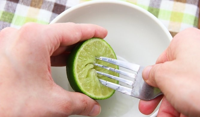 1. Этап. Салат с фасолью и помидорной сальсой: 6. Выжмите сок лайма.