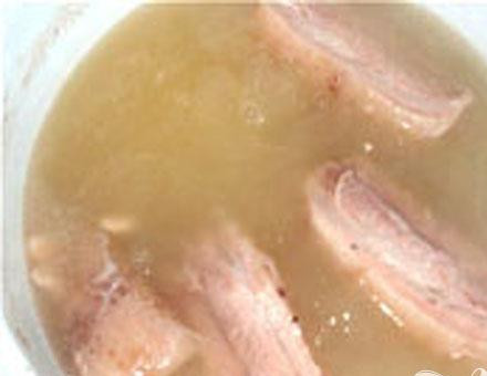 1. Этап. Суп фасолевый со свининой: 3. Бульон уже почти сварился, но его еще не солили. Мясо должно быть мягким, у фасоли зерно внутри мягкое, но шкурка не лопается.