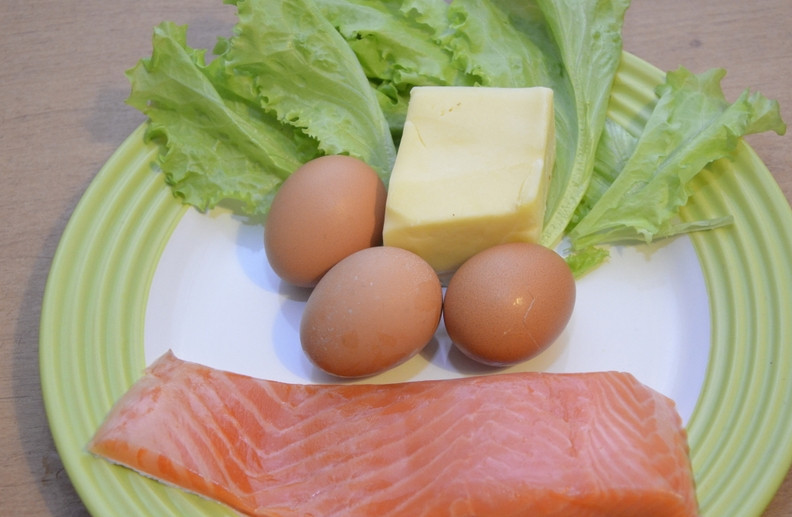 1. Этап. Салат с лососем и сыром: Подготовьте необходимые ингредиенты. Яйца предварительно отварите вкрутую, а затем остудите.