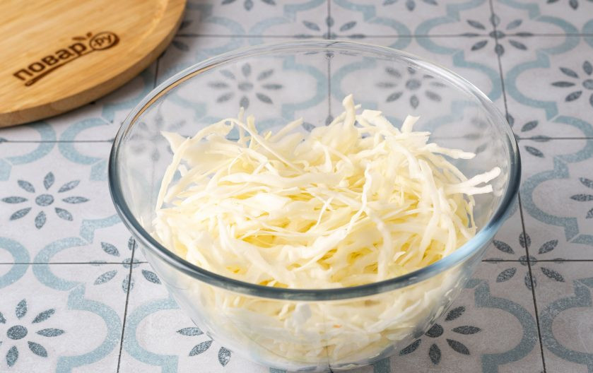 1. Этап. Салат из свежей капусты и моркови: Капусту тонко нашинкуйте.