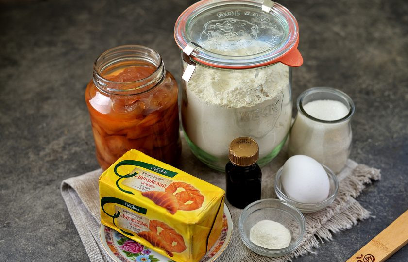 1. Этап. Тертый пирог с вареньем на маргарине: Подготовьте все необходимые ингредиенты. Я буду использовать яблочное варенье 