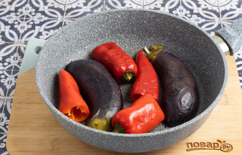 1. Этап. Маринованные овощи по-японски: Затем разогрейте растительное масло на среднем огне и обжарьте баклажан с перцем со всех сторон до золотистого цвета. Сильно зажаривать не нужно.