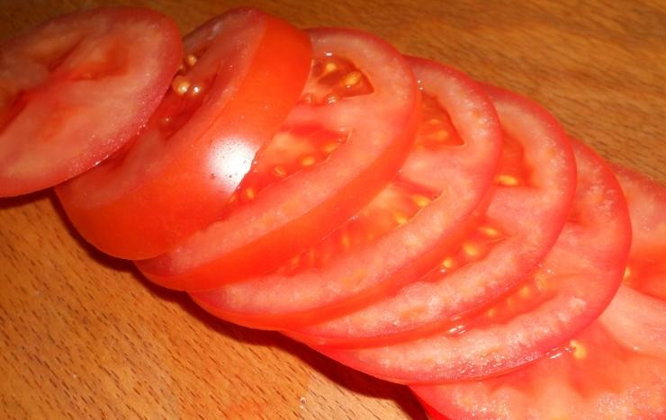 1. Этап. Помидоры жареные: Помидоры моем, обсушиваем, а затем нарезаем на кольца толщиной приблизительно в 0,5 см.