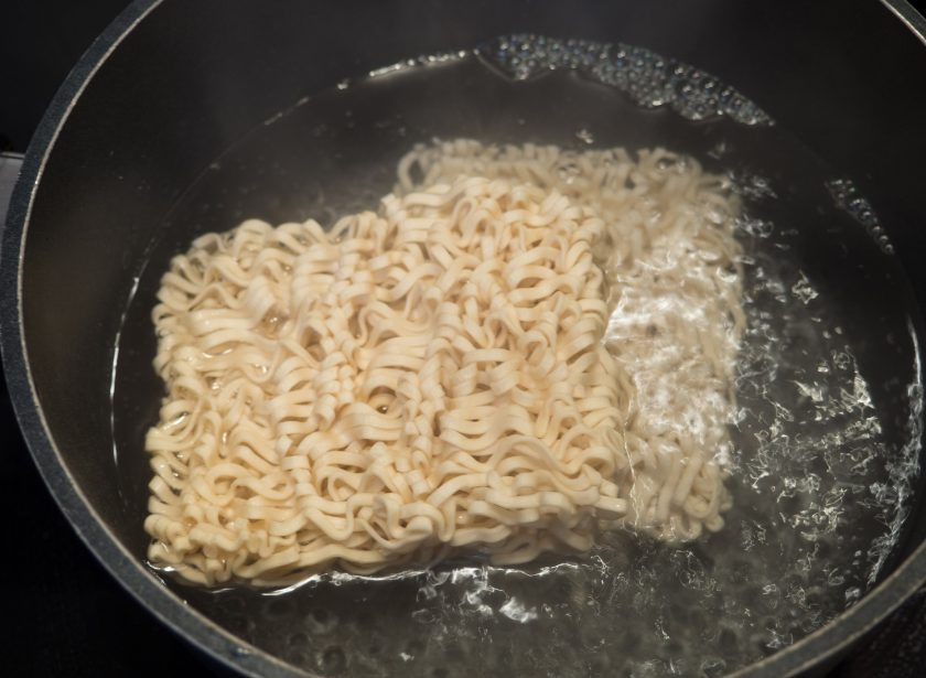 1. Этап. Као Сой: 5. Отдельно отварите лапшу до готовности.