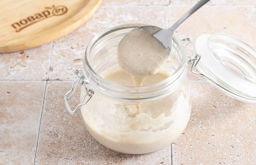 1. Этап. Закваска из ржаной муки для кваса: На 4 день закваска будет готова, появятся пузырьки. Ее уже можно будет использовать для приготовления кваса.